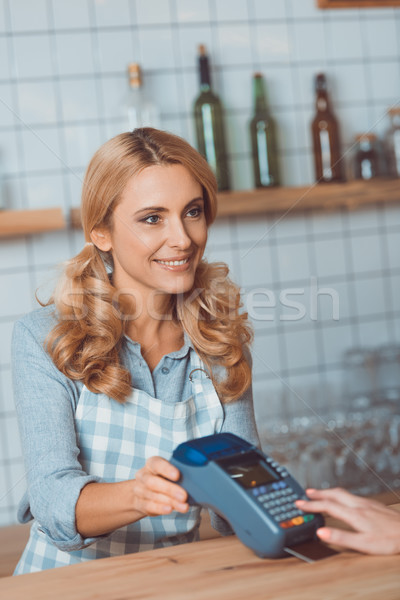 Foto stock: Pagamento · cartão · de · crédito · tiro · sorridente · garçonete · olhando