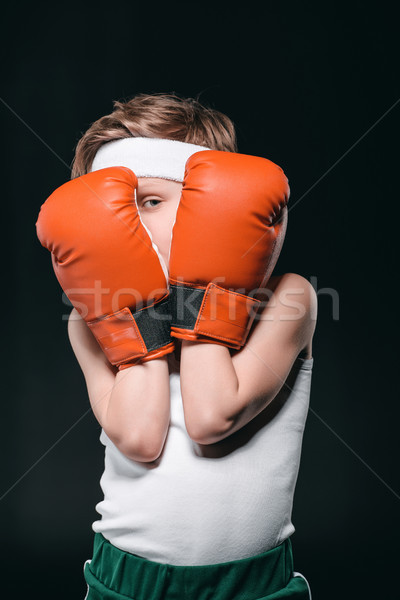 Băiat faţă manusi de box izolat negru activ Imagine de stoc © LightFieldStudios