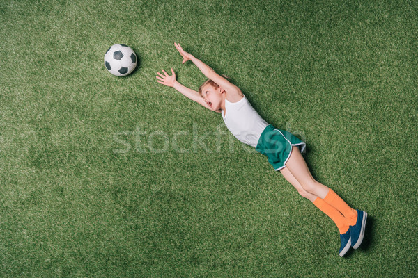 Top vedere băiat joc fotbal Imagine de stoc © LightFieldStudios