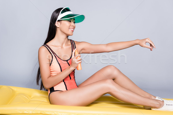 Femeie costum de baie protectie solara shot zâmbitor Imagine de stoc © LightFieldStudios