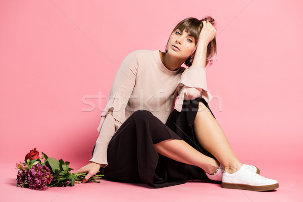 Fiatal nő ül padló virágcsokor fiatal vonzó nő Stock fotó © LightFieldStudios