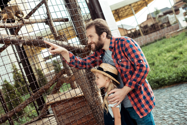 Apa lánygyermek állatkert oldalnézet férfi mutat Stock fotó © LightFieldStudios