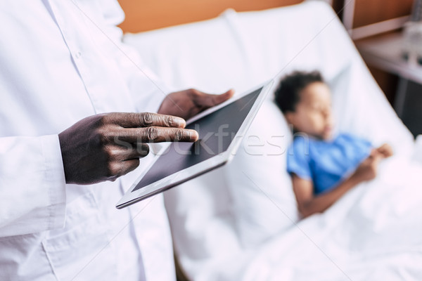 ストックフォト: アフリカ系アメリカ人 · 医師 · タブレット · 選択フォーカス · 画面 · 病院