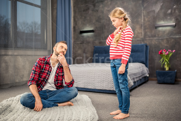 отец дочь спальня молодые глядя сидят Сток-фото © LightFieldStudios