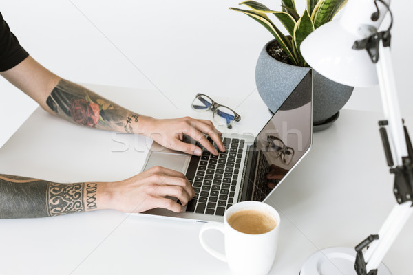 Stock foto: Männlich · Hände · eingeben · Laptop · erschossen · Mann