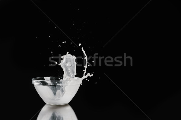 Milch Gießen heraus Schüssel schwarz Stock foto © LightFieldStudios