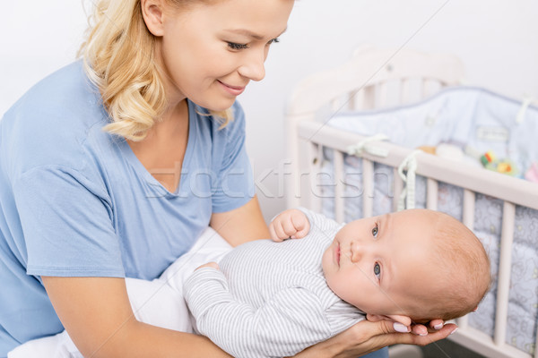 Matka baby portret ręce domu Zdjęcia stock © LightFieldStudios
