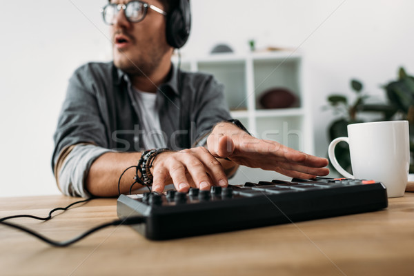 Foto stock: Músico · jugando · guapo · café · teclado · arte