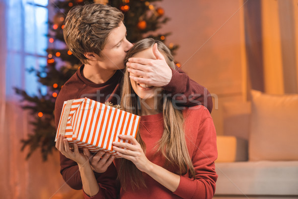 Man verrassend vrouw geschenk portret jonge man Stockfoto © LightFieldStudios