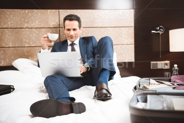 Foto stock: Sorridente · empresário · cama · usando · laptop · jovem · formal