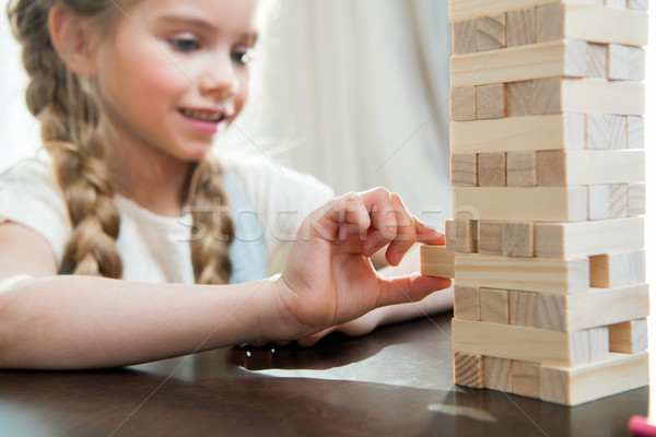 Cute souriant fille jouer jeu maison [[stock_photo]] © LightFieldStudios