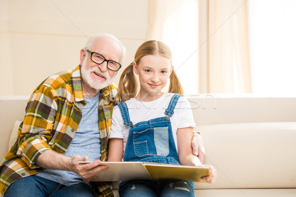 счастливым деда внучка чтение книга вместе Сток-фото © LightFieldStudios