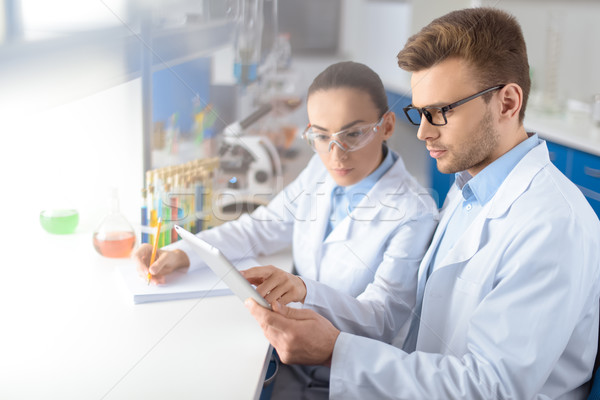 Foto d'archivio: Ritratto · concentrato · scienziati · digitale · tablet · lavoro