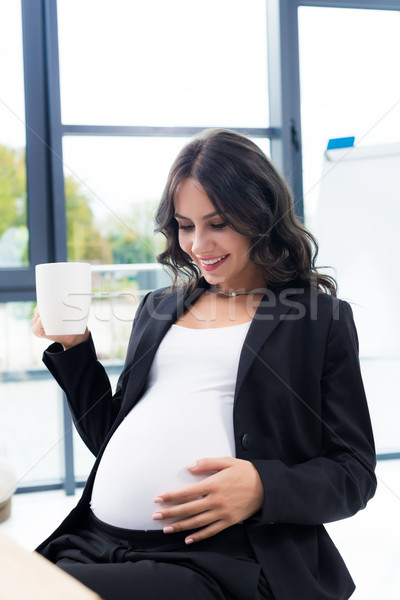 Zwangere zakenvrouw beker warme drank mooie moderne Stockfoto © LightFieldStudios