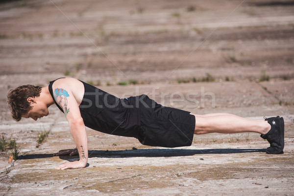 Mann Seitenansicht sportlich Ausübung Fitness Stock foto © LightFieldStudios