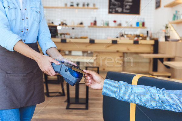 Bezahlung Kreditkarte erschossen Kellnerin halten Client Stock foto © LightFieldStudios