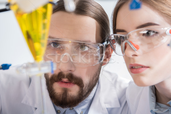 Foto stock: Científicos · experimento · jóvenes · masculina · femenino
