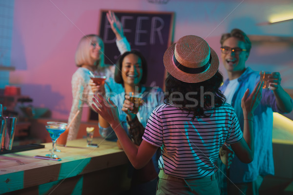 Multicultural pessoas saudação amigo festa foco Foto stock © LightFieldStudios