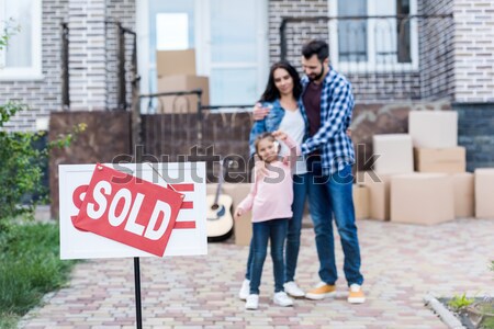 Familie läuft verkauft Gebäude home Stock foto © LightFieldStudios