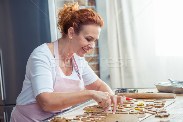 Icing christmas cookies glimlachende vrouw home vrouw Stockfoto © LightFieldStudios