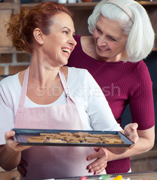 Mutter Tochter Cookies Erwachsenen halten Stock foto © LightFieldStudios