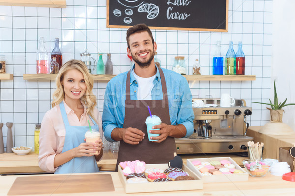 Stockfoto: Barista · serveerster · vrolijk · jonge · glimlachend