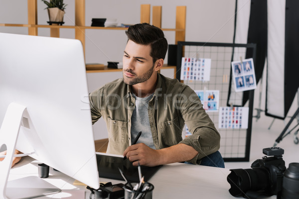 Fotograf pracy grafiki tabletka mężczyzna nowoczesne Zdjęcia stock © LightFieldStudios