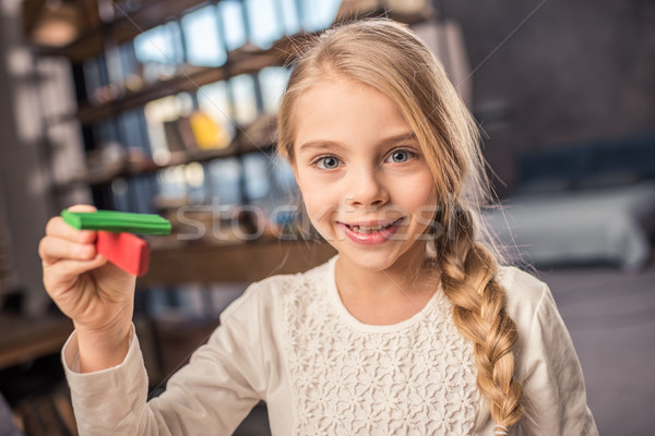 Stock foto: Mädchen · spielen · cute · lächelnd · Kamera · Flugzeug