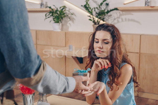 男子 禮物 女朋友 視圖 日期 商業照片 © LightFieldStudios