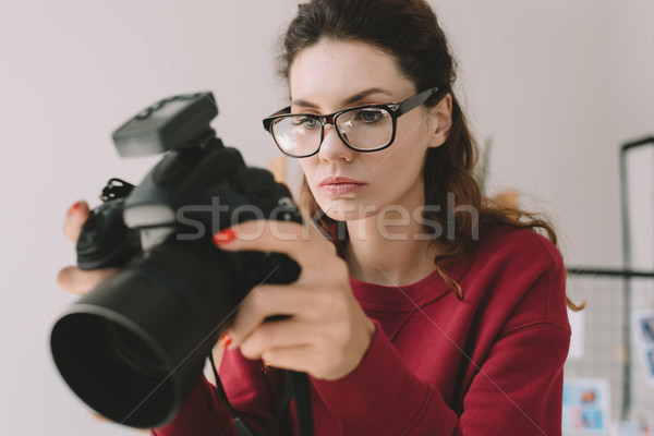 Fotógrafo hermosa femenino de trabajo digital foto Foto stock © LightFieldStudios