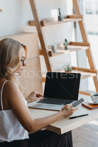 Stock foto: Geschäftsfrau · Laptop · Smartphone · konzentrierter · mit · Laptop