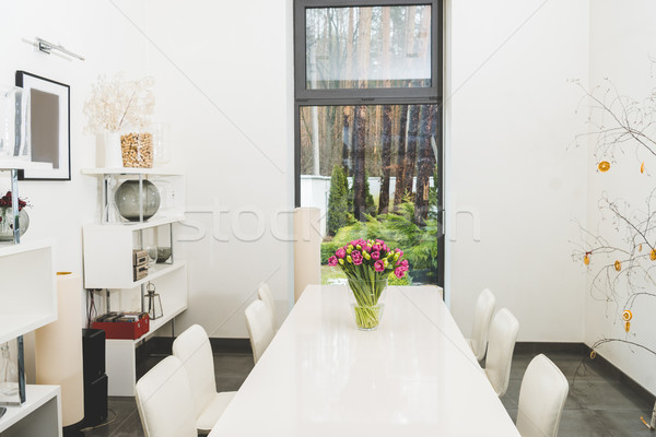 Foto stock: Vista · elegante · vacío · comedor · ramo · tulipanes