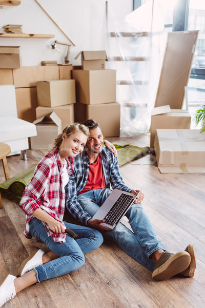 Foto stock: Casal · usando · laptop · feliz · sorridente · câmera