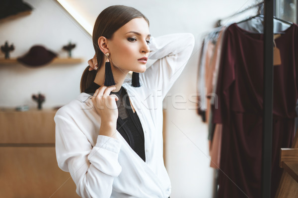 Femeie cercei elegant frumos la moda Imagine de stoc © LightFieldStudios