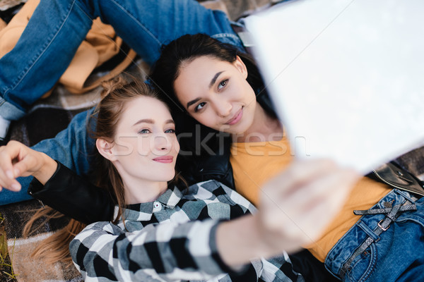 Multiculturele vrouwen tablet samen Stockfoto © LightFieldStudios