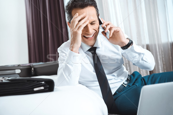 Stockfoto: Zakenman · praten · telefoon · lachend · formeel · dragen