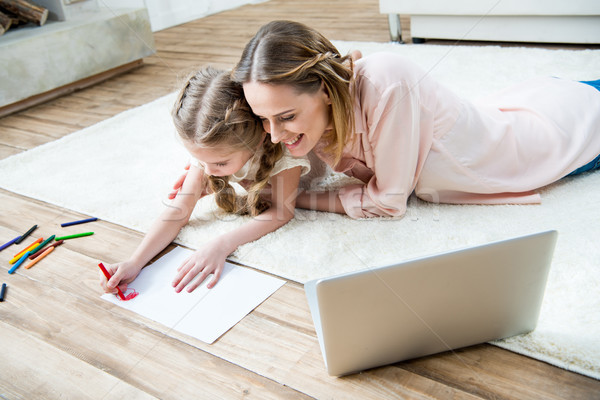 Foto stock: Vista · lateral · sonriendo · madre · mirando · concentrado · hija