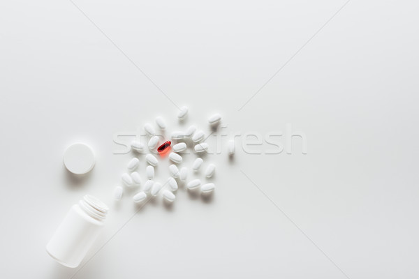 Pastile recipient vedere alb roşu Imagine de stoc © LightFieldStudios