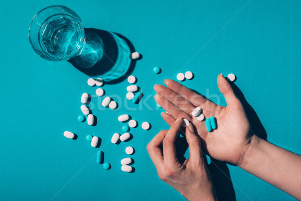 Stock fotó: Tabletták · kezek · víz · üveg · felső · kilátás