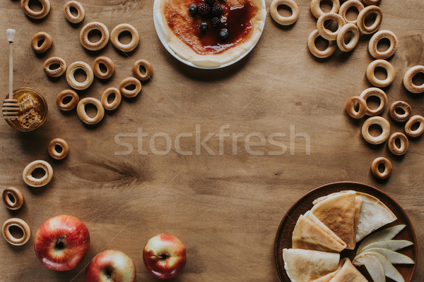 Top vedere clatite mere fructe de padure Imagine de stoc © LightFieldStudios