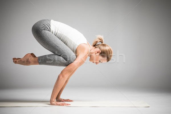 Foto stock: Mulher · em · pé · ioga · posição · guindaste