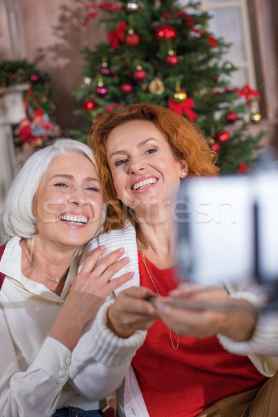 Zwei Frauen Aufnahme zwei glücklich Frauen Weihnachtsbaum Stock foto © LightFieldStudios