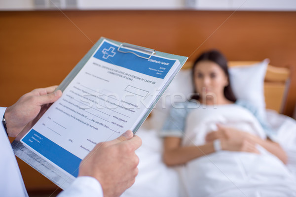 Medico cartella primo piano view medico di sesso maschile Foto d'archivio © LightFieldStudios