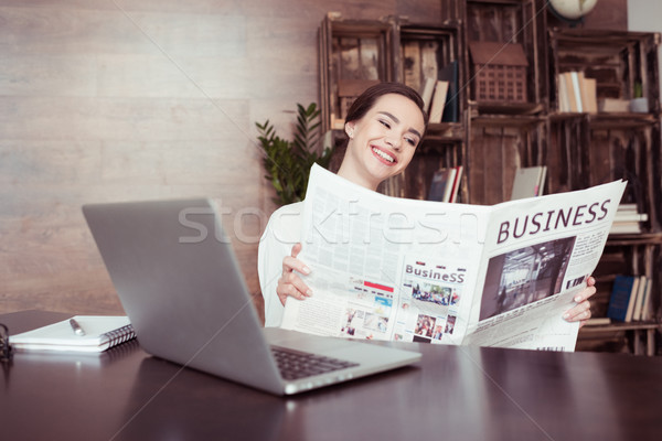 Stockfoto: Jonge · glimlachend · zakenvrouw · lezing · krant · bureau