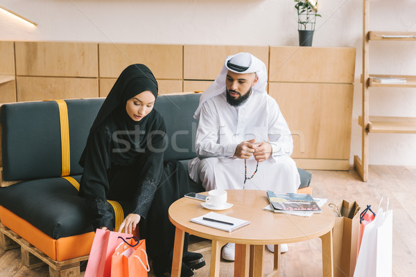 Stok fotoğraf: Müslüman · çift · oturma · kanepe · güzel · alışveriş