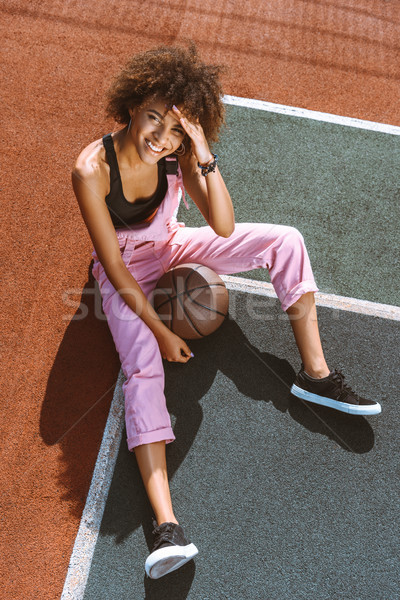 Sportok bíróság kosárlabda fiatal nő melltartó Stock fotó © LightFieldStudios