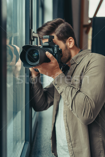 Fotógrafo cámara ventana profesional masculina digital Foto stock © LightFieldStudios