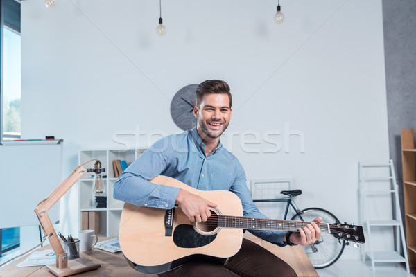 Stock foto: Geschäftsmann · Gitarre · Büro · gut · aussehend · jungen · spielen