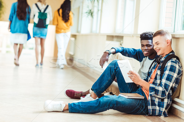 друзей домашнее задание молодые колледжей сидят Сток-фото © LightFieldStudios