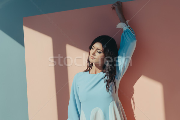 Mulher elegante turquesa vestir bela mulher em pé Foto stock © LightFieldStudios